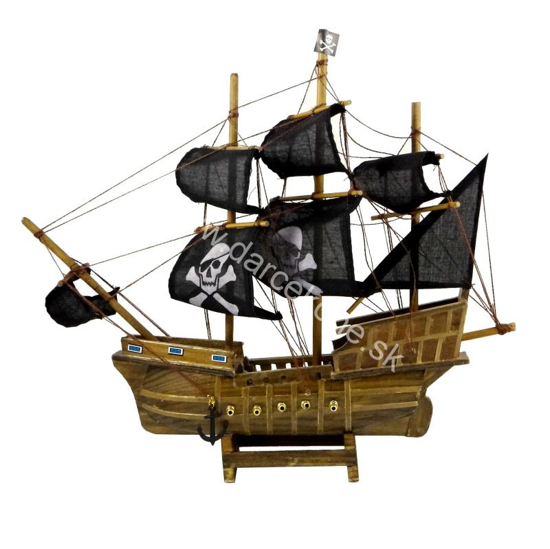 Pirátska plachetnica drevený model hnedá čierne plachty 32cm