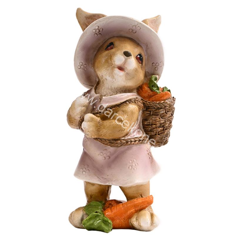 Zajačica v klobúku s košíkom mrkvy17,5cm