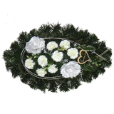 Ikebana na hrob dušičky čečinová biele ruže krémové karafiáty 53 cm