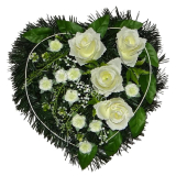Aranžmán na hrob srdce čečinové krémové ruže 39cm