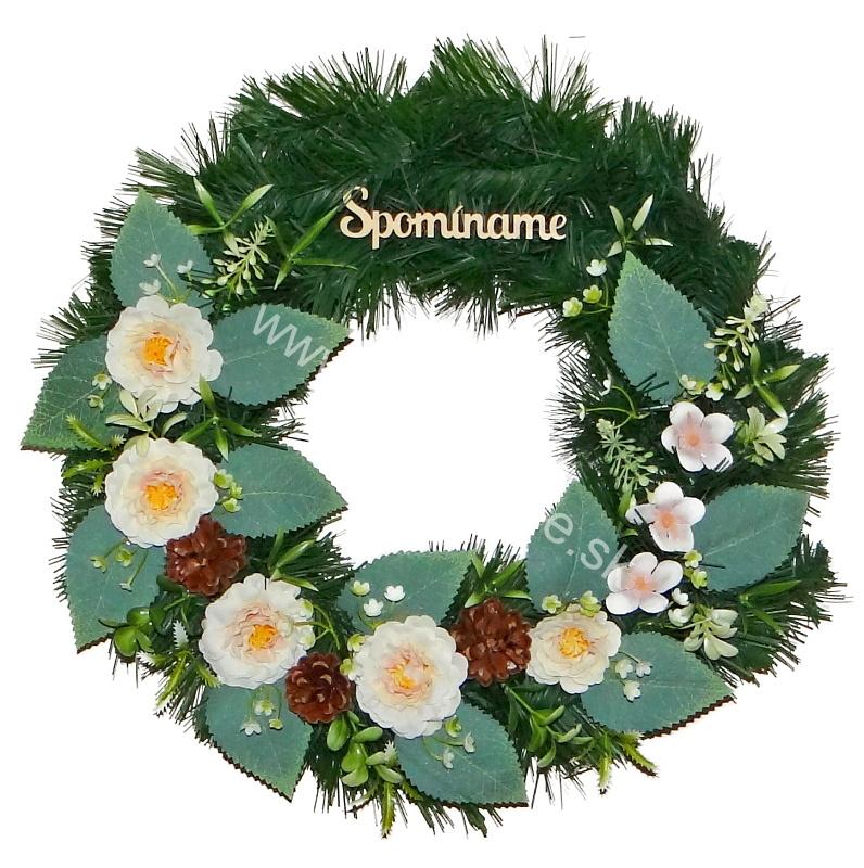 Náhrobný veniec z čečiny s krémovými mini dáliami a nápisom Spomíname – priemer 35 cm