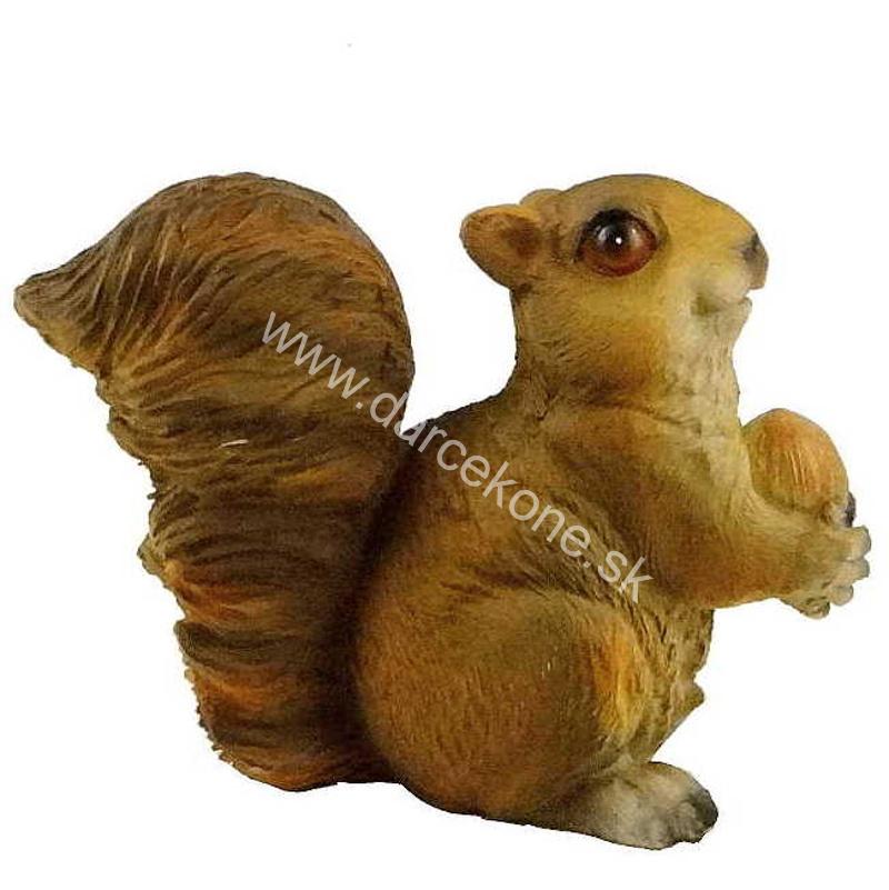 Soška veverička s orieškom 13cm