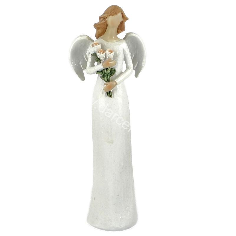 Soška biely anjel s kyticou troch ruží bielo-oranžovej farby – 25 cm