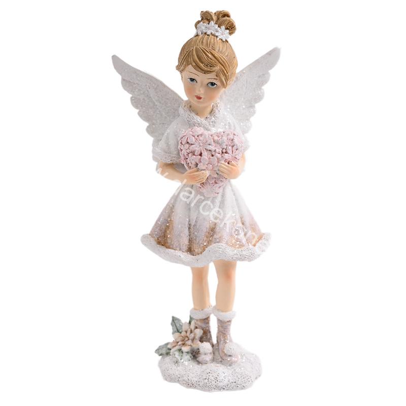 Zasnežená zimná víla s ružovým kvetinovým srdcom – 16 cm