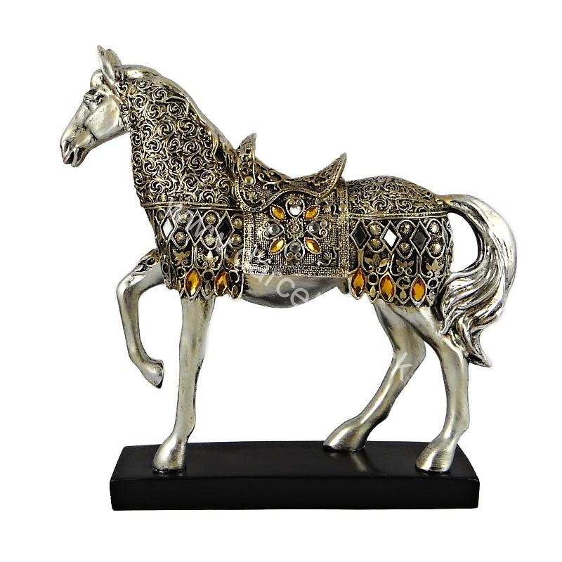 Strieborný kôň na podstavci s orientálnym sedlom 26 cm