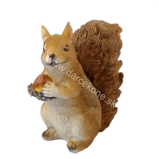 Veverička s orieškom 15cm