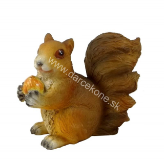 Veverička s orieškom 13cm